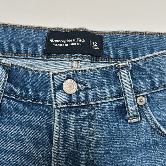 Abercrombie &  Fitch relaxed fit stretch distressed denim shorts raw hem Size 32 - Picture 2 of 6